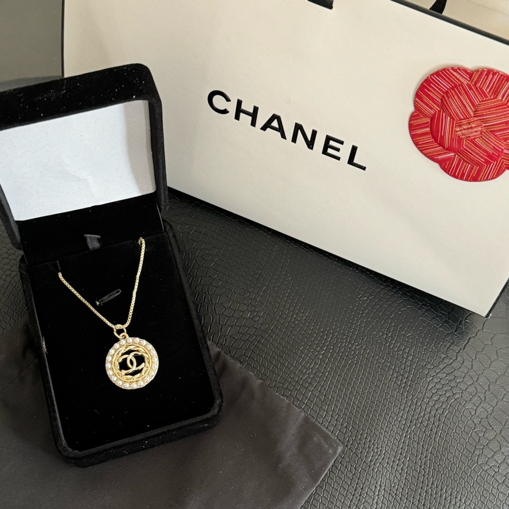 Vintage Chanel Circular Pendant Necklace - Picture 1 of 8